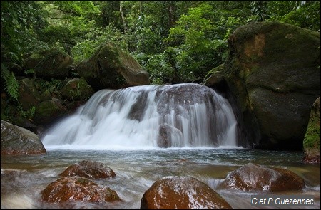 Petite cascade sur la rivière rouge