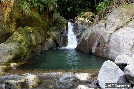 Le Bassin Bleu avec une de ses cascades