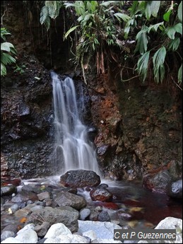 Petite cascade d'eau chaude