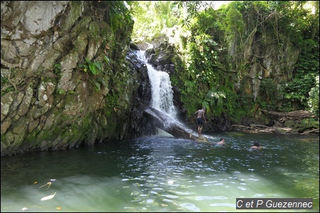 Rivière La Coulisse, Belle cascade de 7 m et grand bassin.