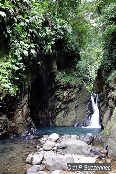 Vue éloignée de la cascade du saut d'eau de Matouba