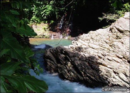 Le grand bassin du Saut de la Lézarde vu depuis le haut de la cascade 