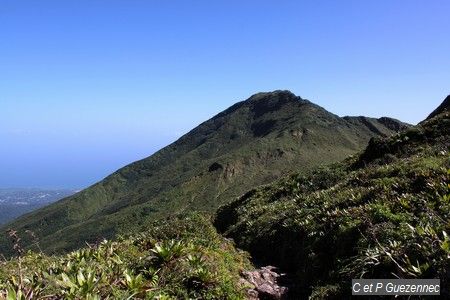 Le sentier avec au fond L'Echelle