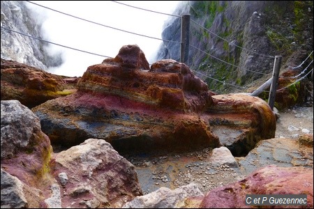 Roches colorées devant le gouffre Tarissan