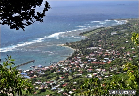 Vue sur le sud de la Désirade, depuis le port de Beauséjour jusqu'à la Pointe des Colibris