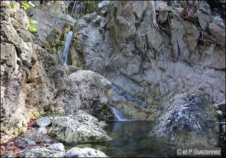 Cascade à l'embouchure de la rivière