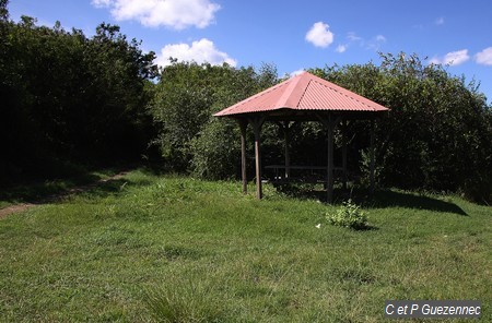 Carbet à l'entrée du sentier