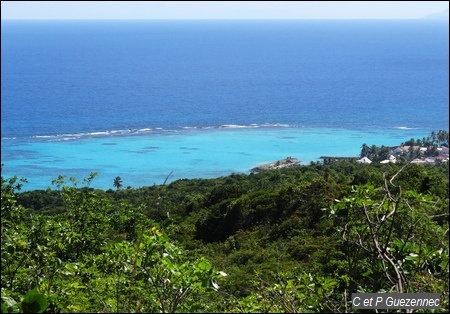 Point de vue sur le littoral et le lagon devant le port de pêche