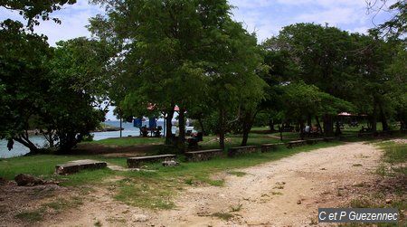 Tables et carbets en bordure du lagon