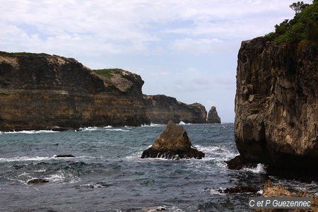 Les falaises à l'entrée de la Porte d'Enfer