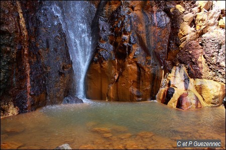 Petit bassin au pied de la première Chute du Carbet