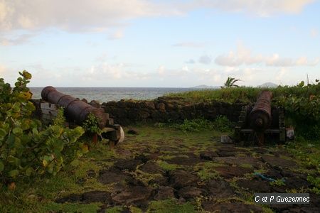 Canons pointés sur le canal des Saintes