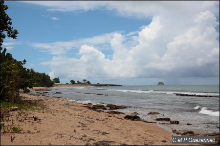 Au fond la Pointe du Petit Fort et sur la droite l'Îlet Tête à l'Anglais